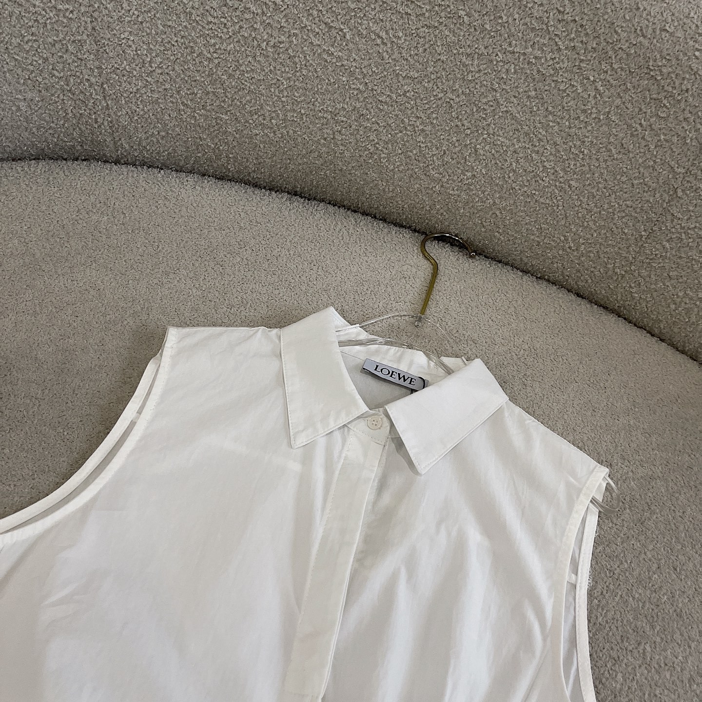 L style Sleeveless shirt with crinkled leather patch and lapel collar