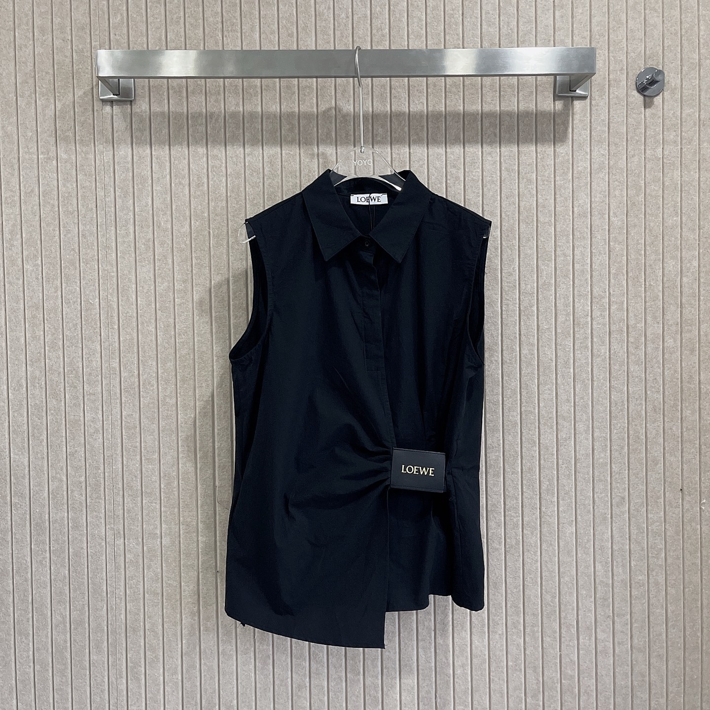 L style Sleeveless shirt with crinkled leather patch and lapel collar