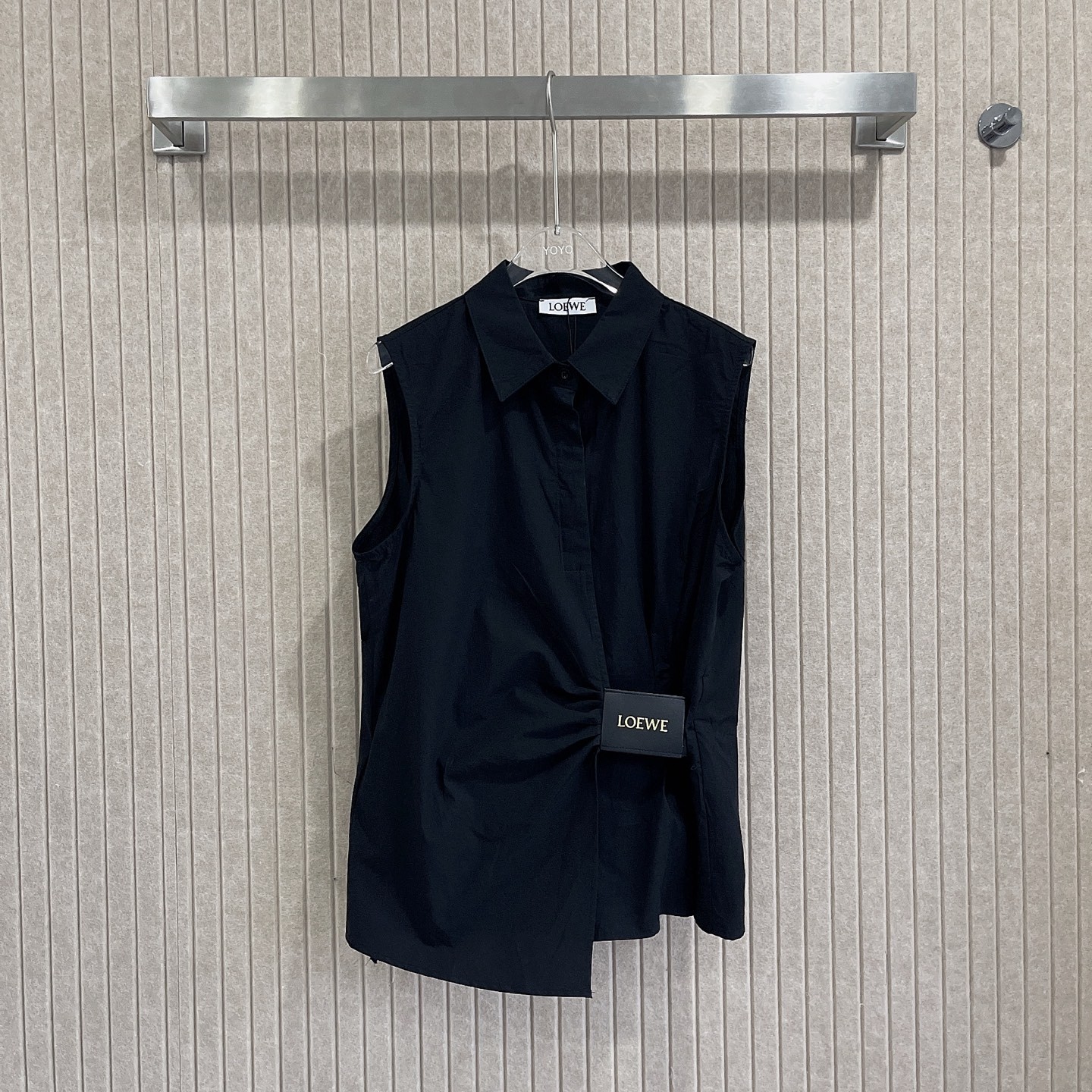L style Sleeveless shirt with crinkled leather patch and lapel collar