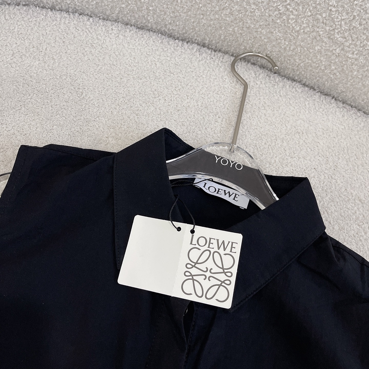 L style Sleeveless shirt with crinkled leather patch and lapel collar