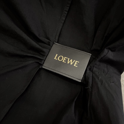 L style Sleeveless shirt with crinkled leather patch and lapel collar