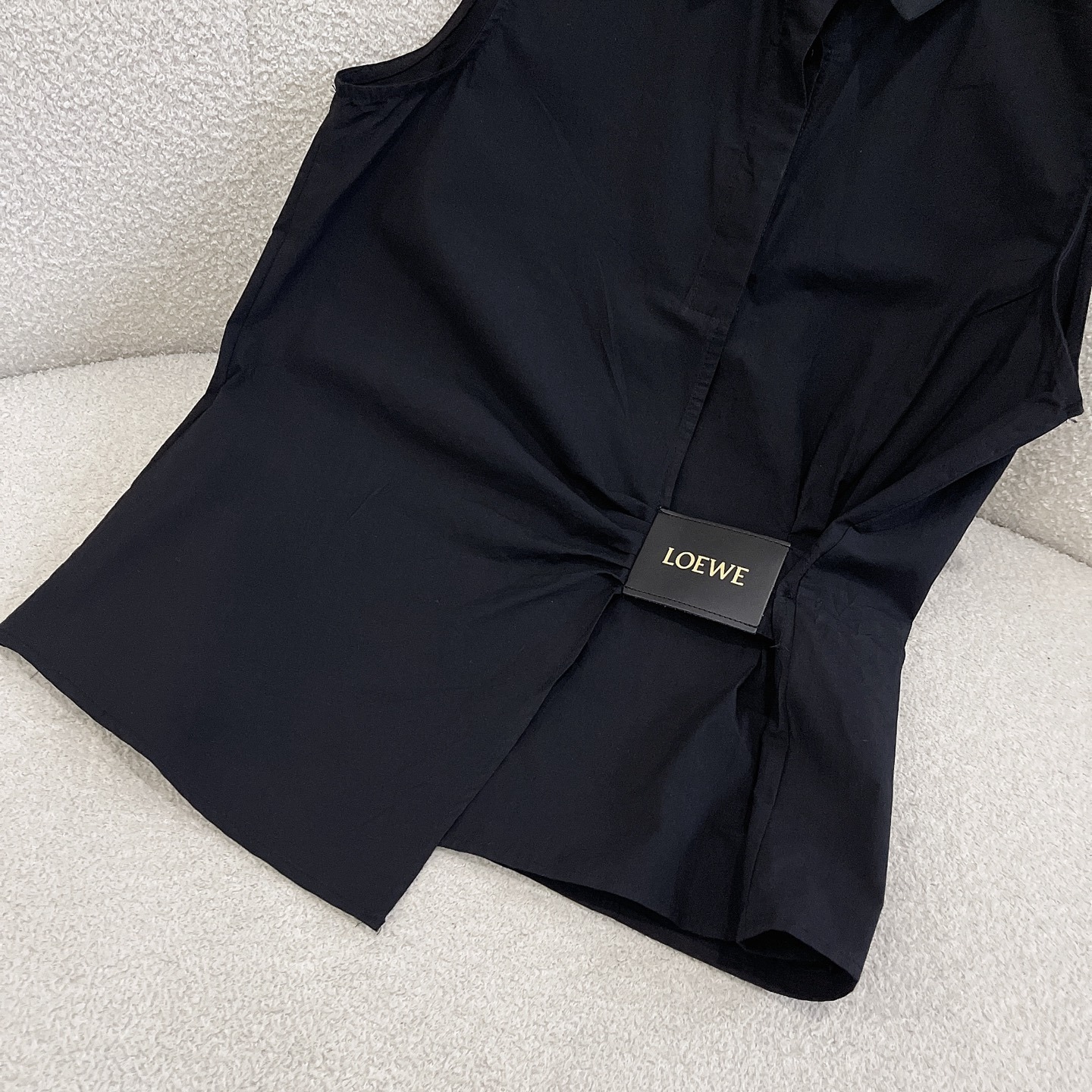 L style Sleeveless shirt with crinkled leather patch and lapel collar