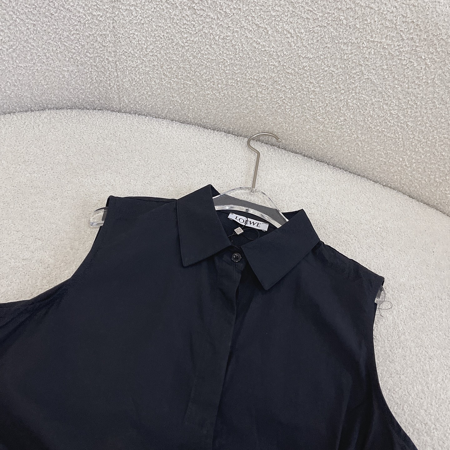 L style Sleeveless shirt with crinkled leather patch and lapel collar