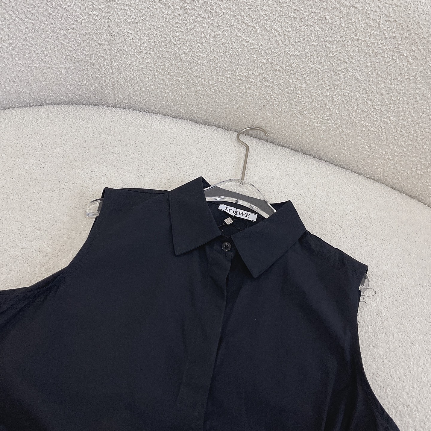 L style Sleeveless shirt with crinkled leather patch and lapel collar