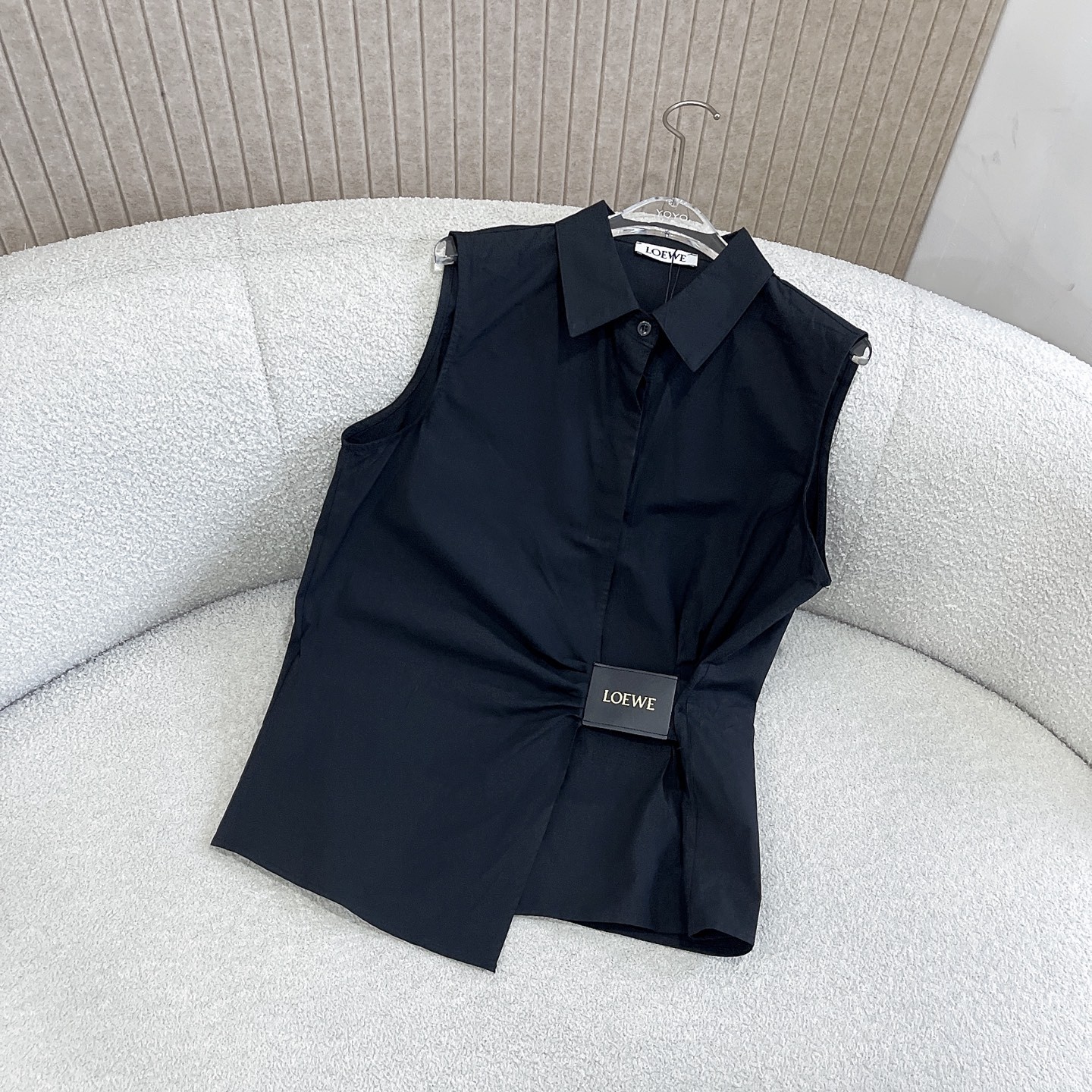 L style Sleeveless shirt with crinkled leather patch and lapel collar