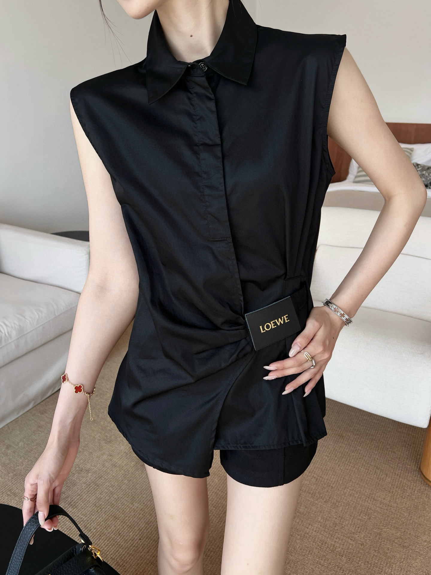 L style Sleeveless shirt with crinkled leather patch and lapel collar