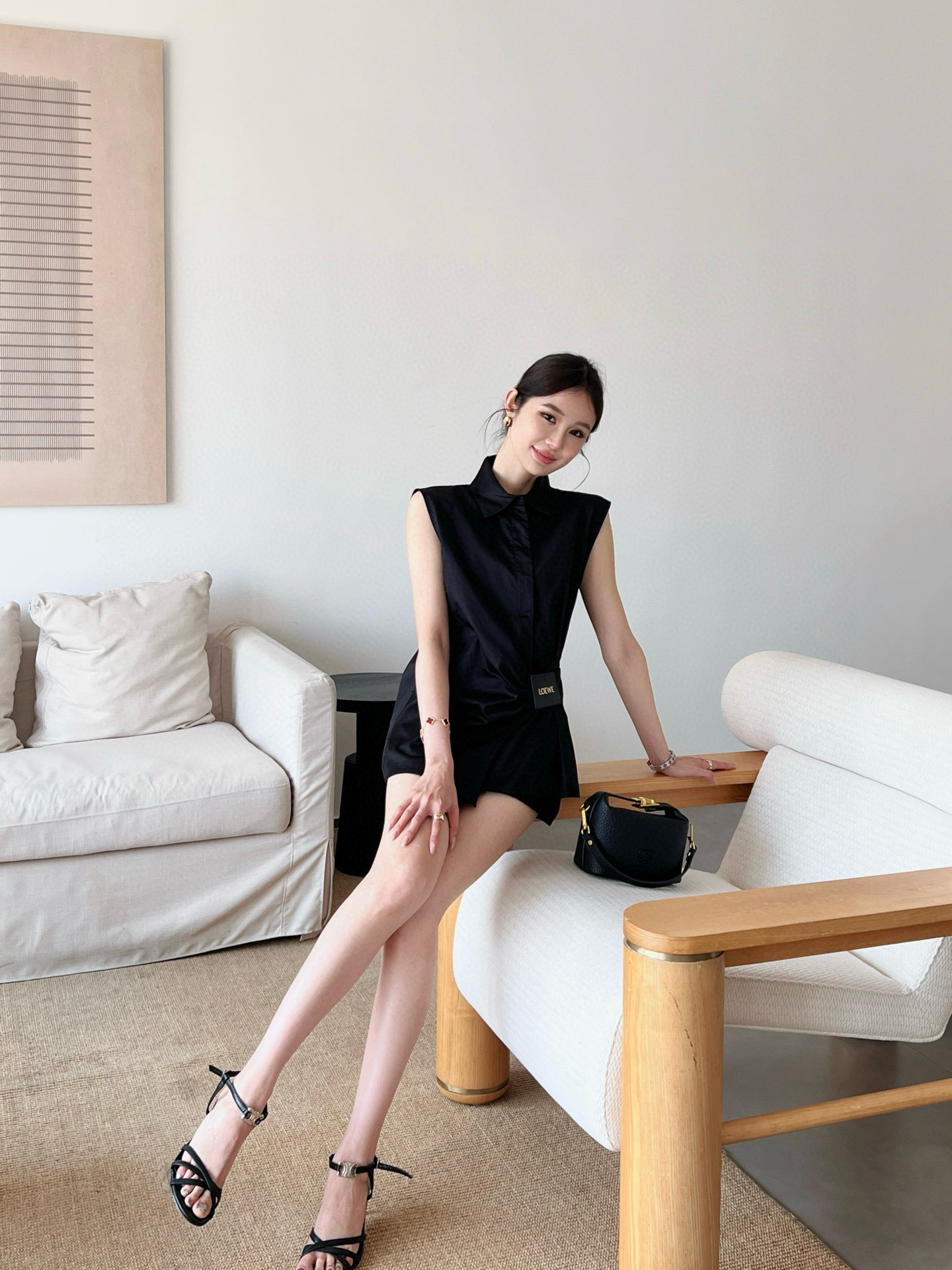 L style Sleeveless shirt with crinkled leather patch and lapel collar