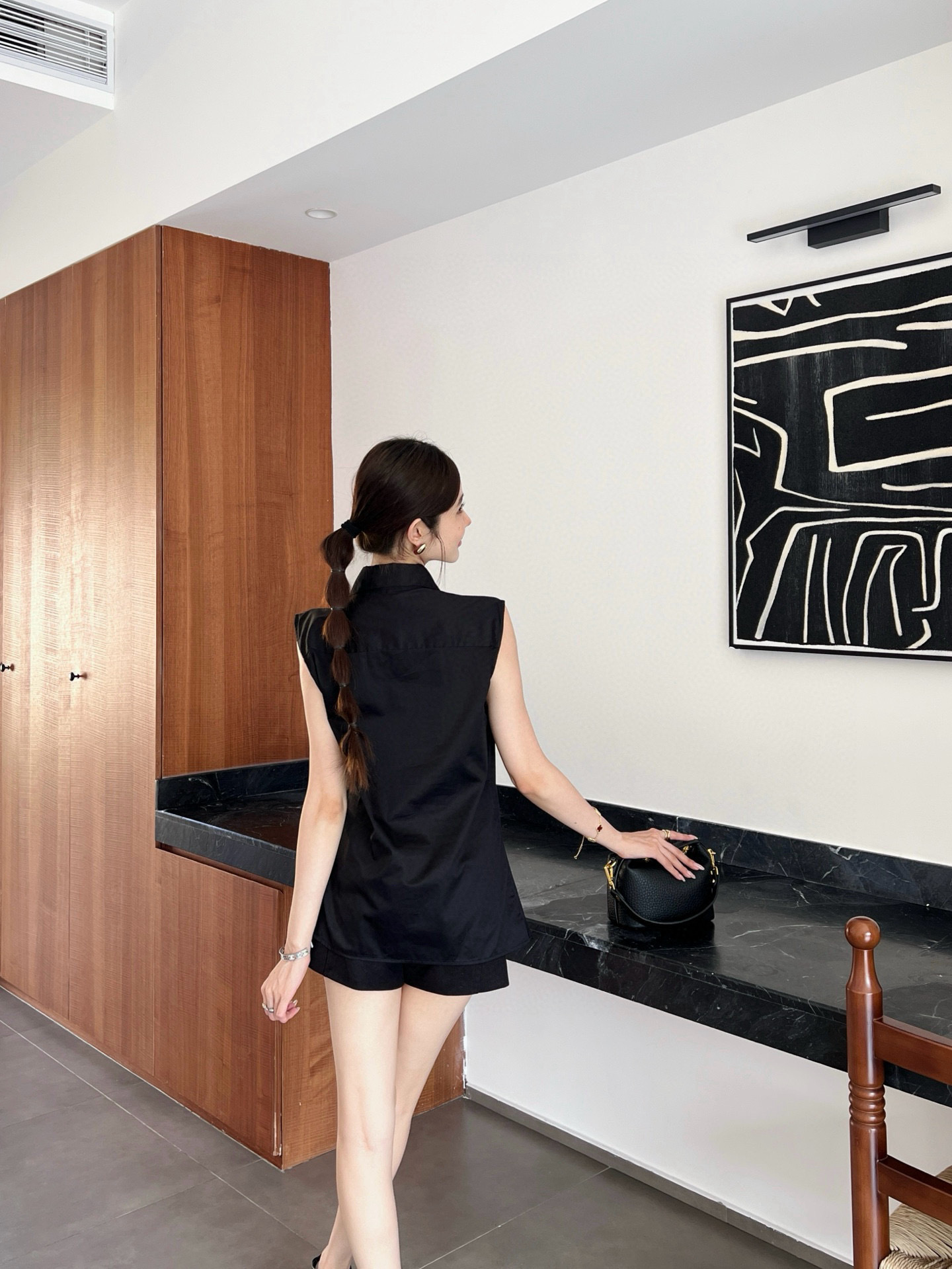 L style Sleeveless shirt with crinkled leather patch and lapel collar