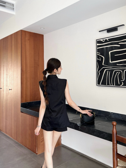 L style Sleeveless shirt with crinkled leather patch and lapel collar