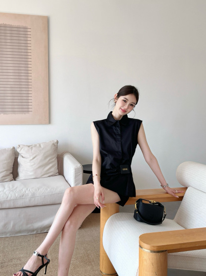 L style Sleeveless shirt with crinkled leather patch and lapel collar