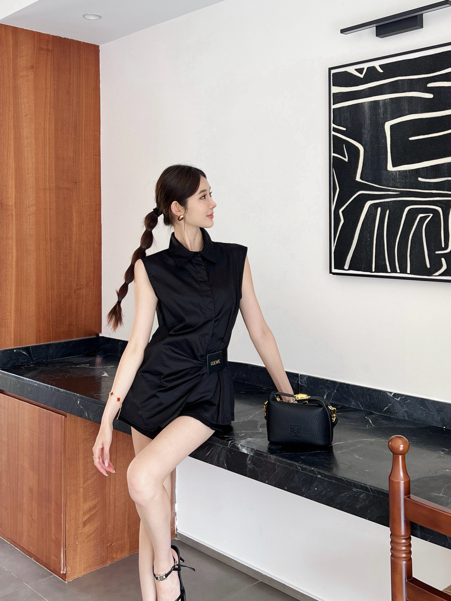 L style Sleeveless shirt with crinkled leather patch and lapel collar