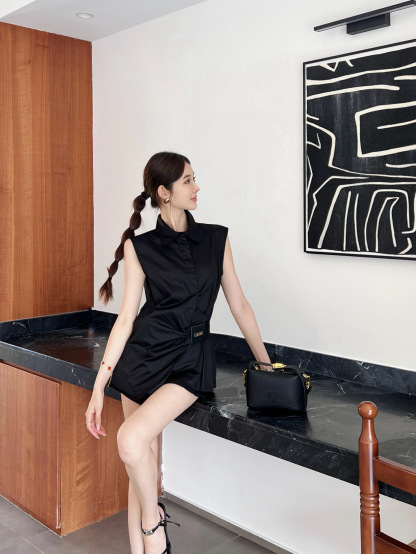 L style Sleeveless shirt with crinkled leather patch and lapel collar