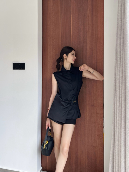 L style Sleeveless shirt with crinkled leather patch and lapel collar