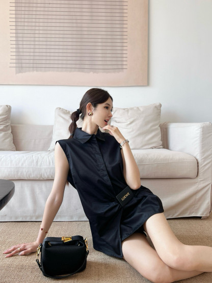 L style Sleeveless shirt with crinkled leather patch and lapel collar