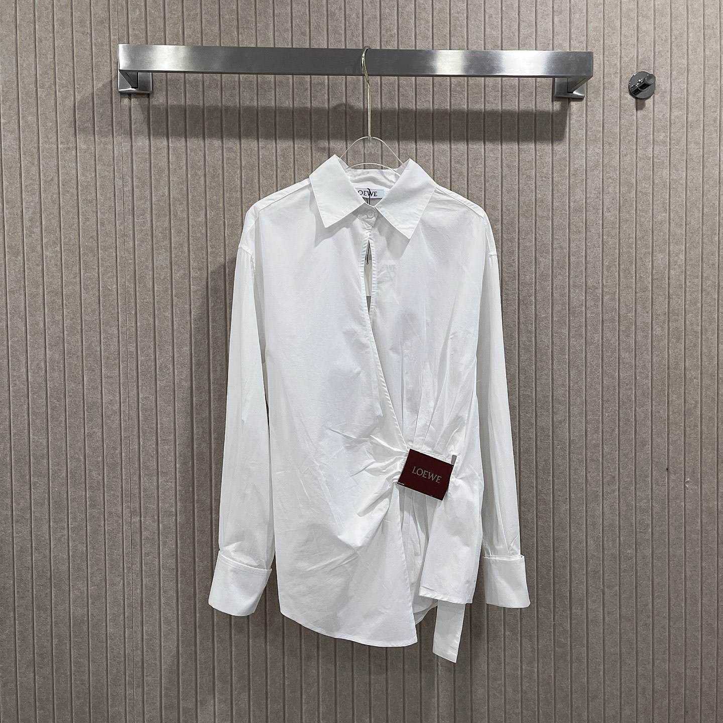 L style Irregular leather patch long-sleeved shirt