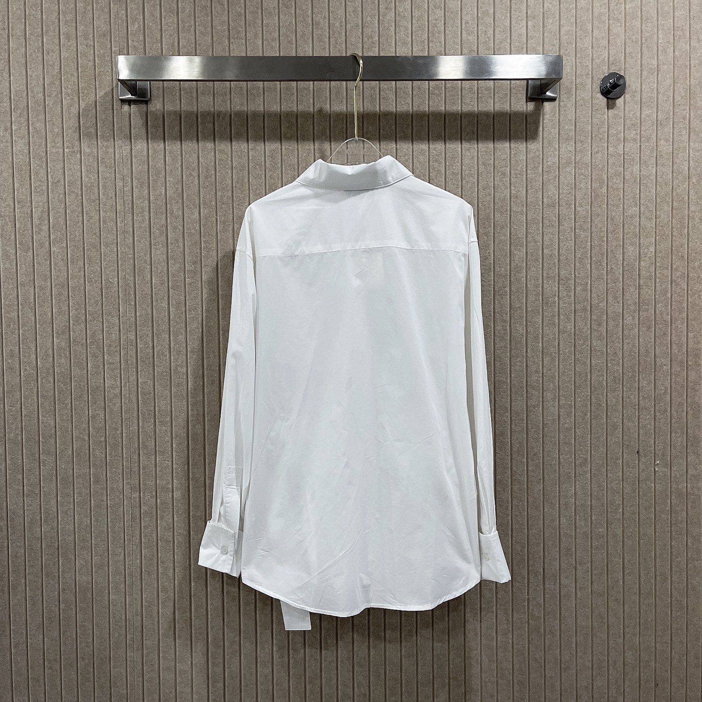 L style Irregular leather patch long-sleeved shirt