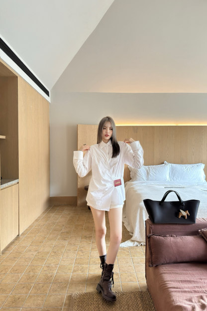 L style Irregular leather patch long-sleeved shirt