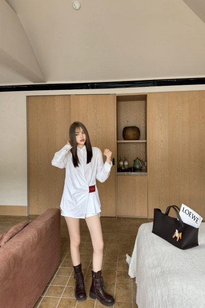 L style Irregular leather patch long-sleeved shirt