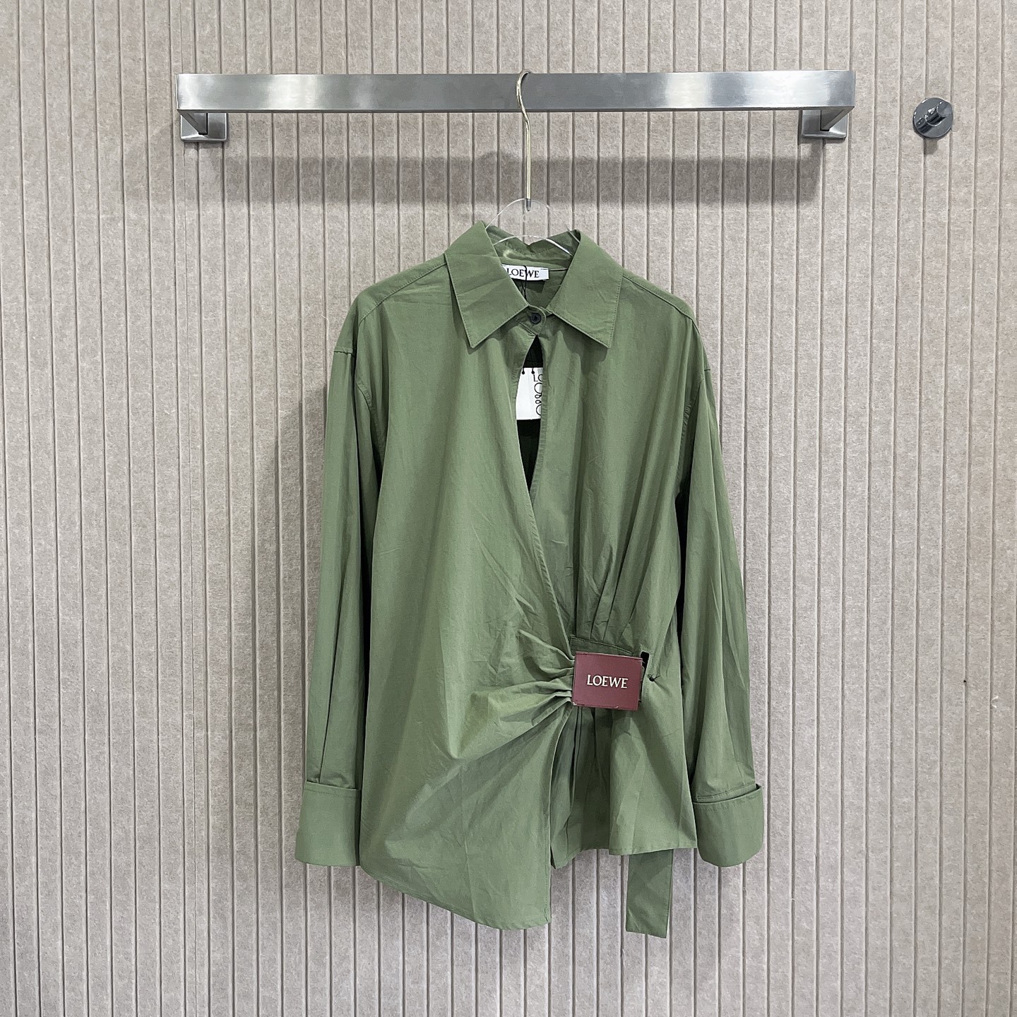 L style Irregular leather patch long-sleeved shirt