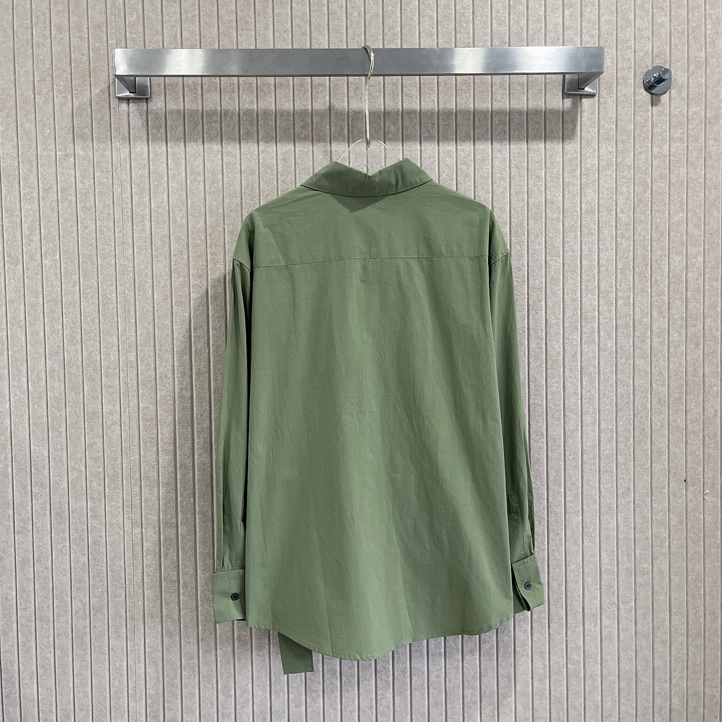 L style Irregular leather patch long-sleeved shirt