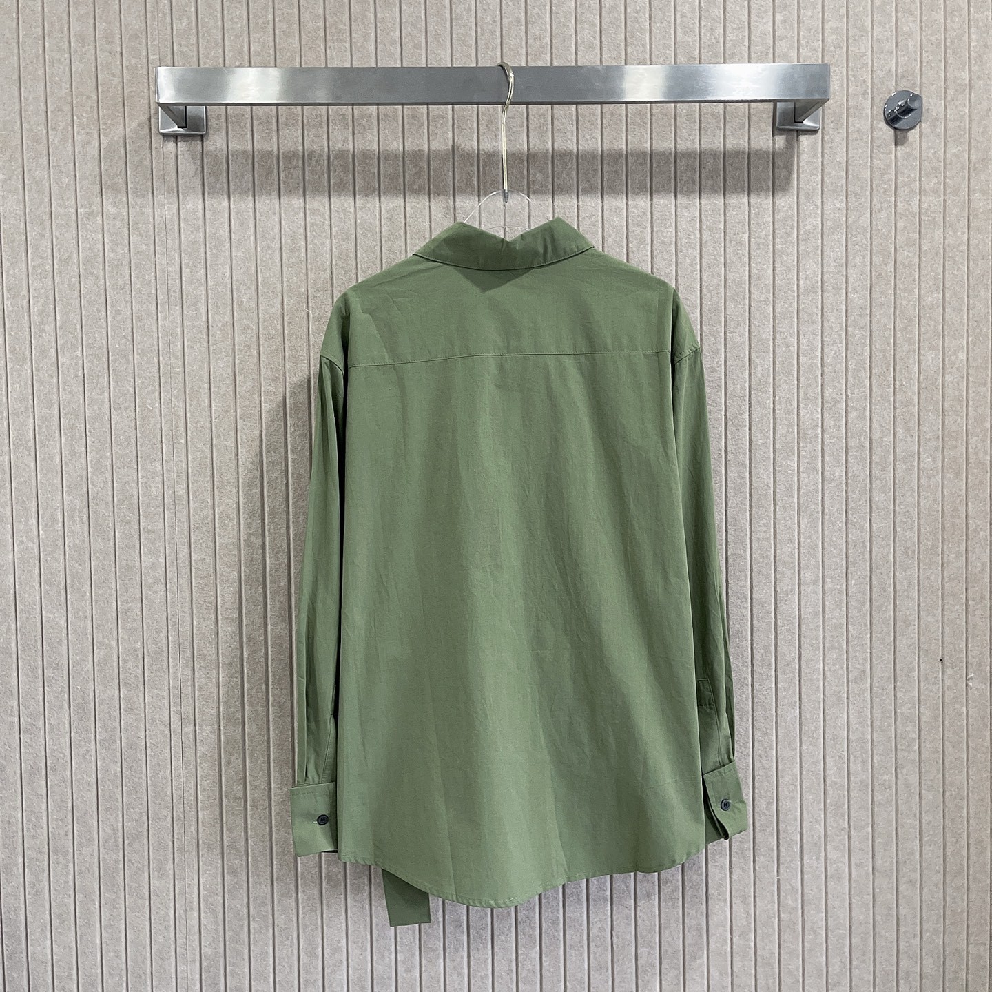 L style Irregular leather patch long-sleeved shirt