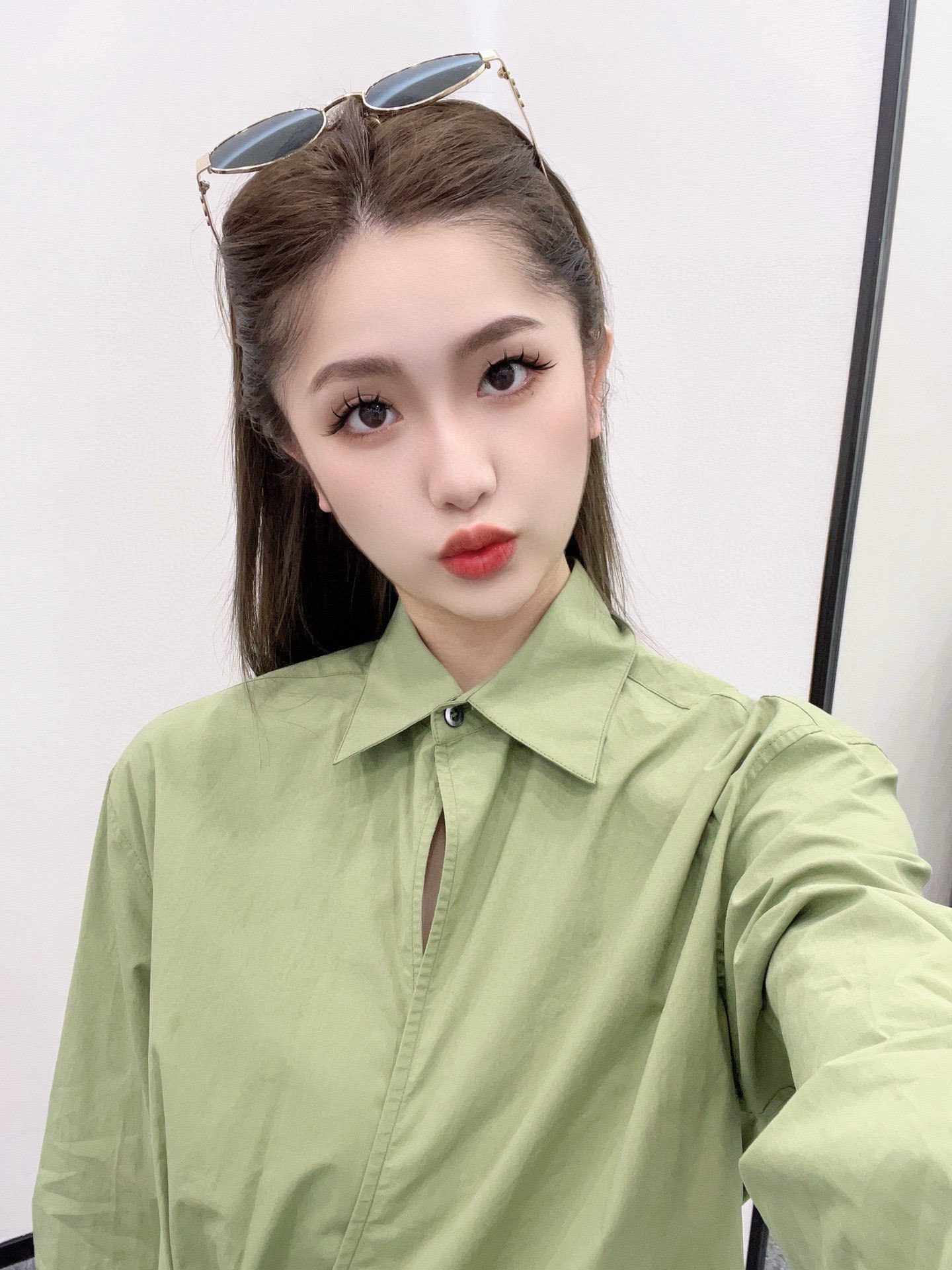 L style Irregular leather patch long-sleeved shirt