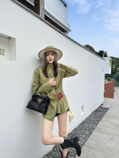 L style Irregular leather patch long-sleeved shirt