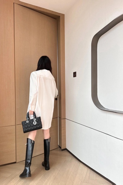 D style Minimalist white long-sleeved shirt dress