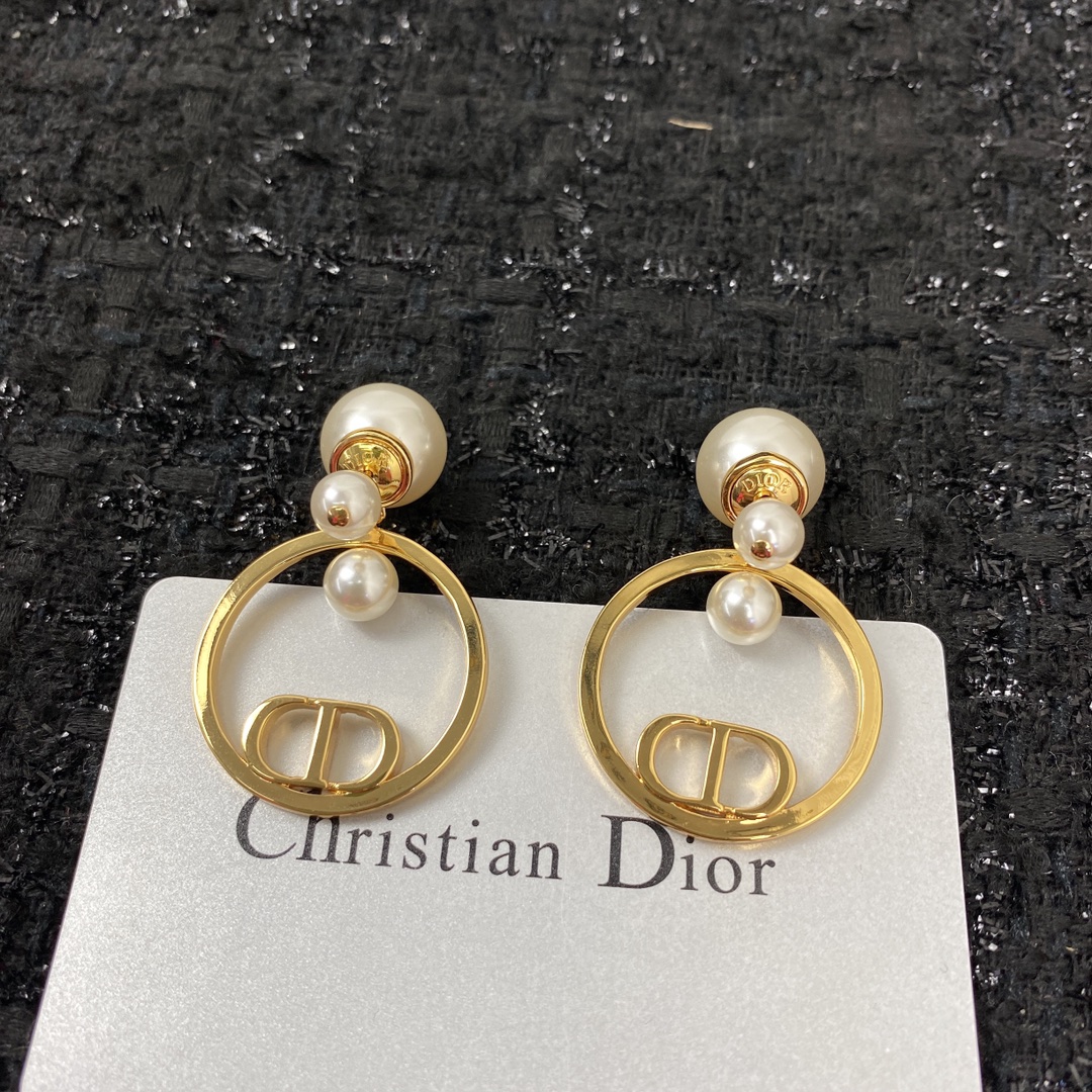 D style earrings