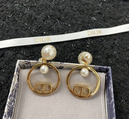 D style earrings