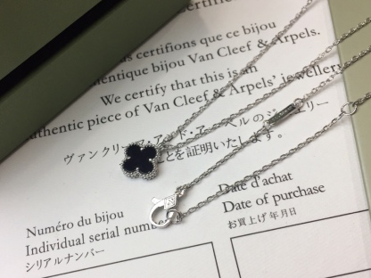 V style Necklace0.9cm