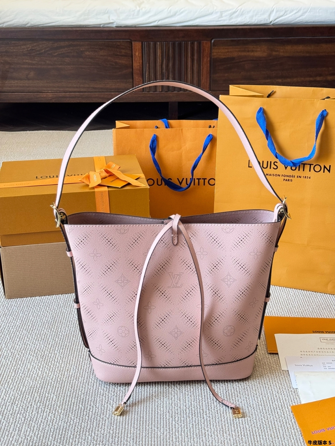 Handbags Light up the bucket bag silhouette