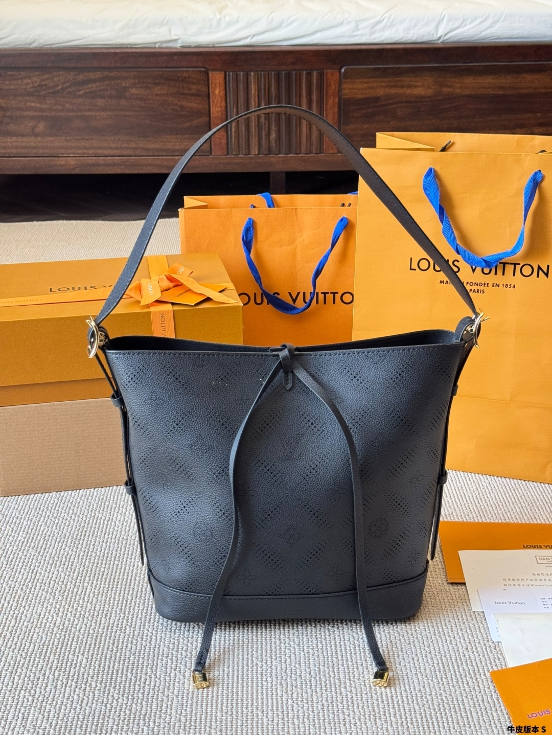 Handbags Light up the bucket bag silhouette