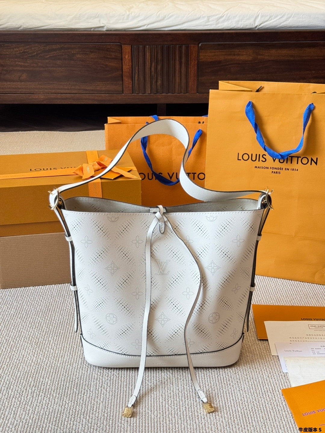 Handbags Light up the bucket bag silhouette