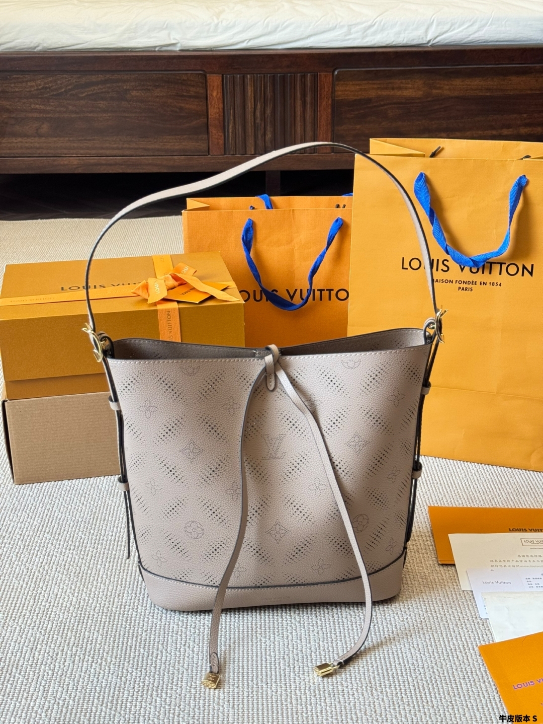 Handbags Light up the bucket bag silhouette