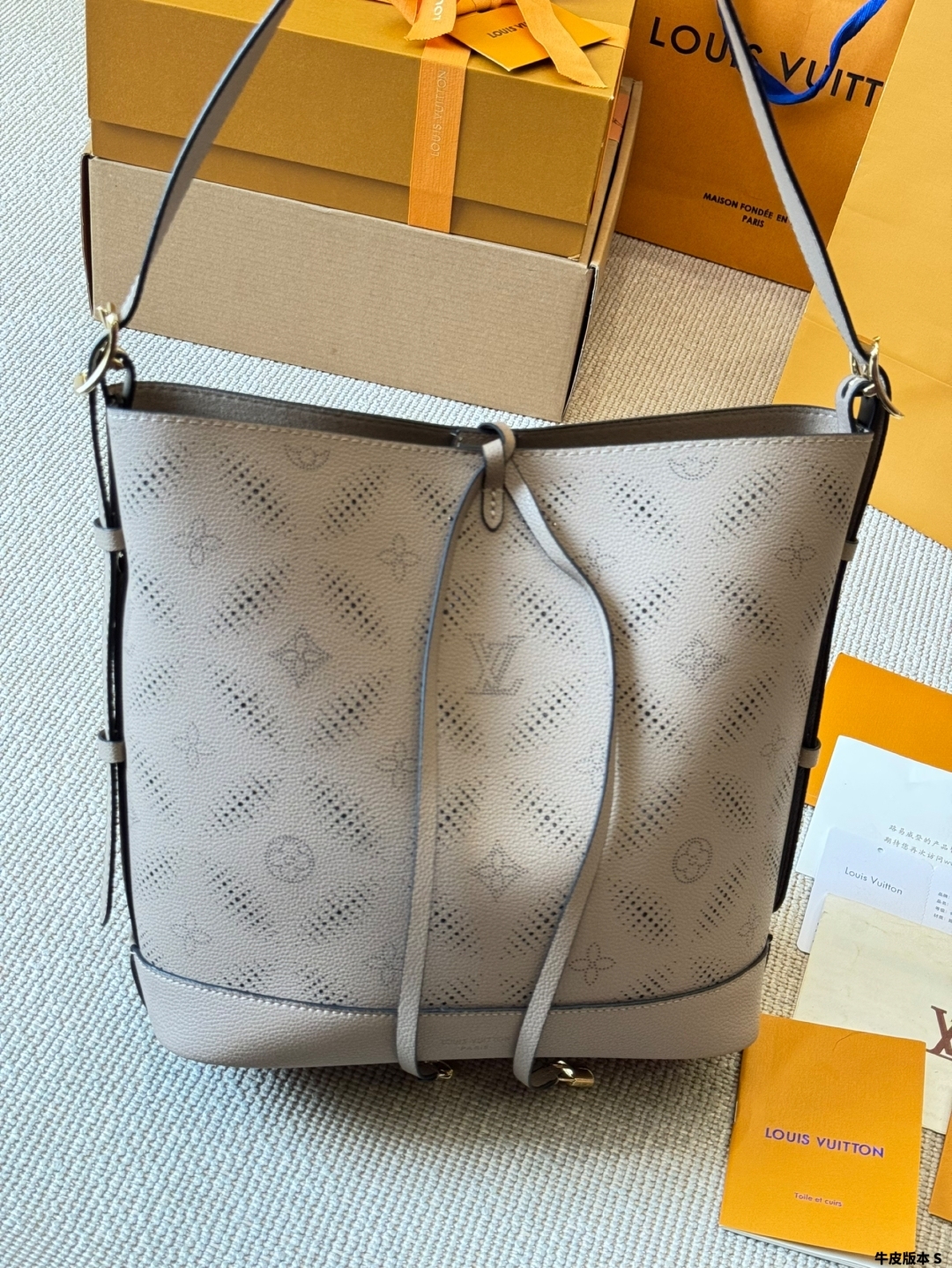 Handbags Light up the bucket bag silhouette