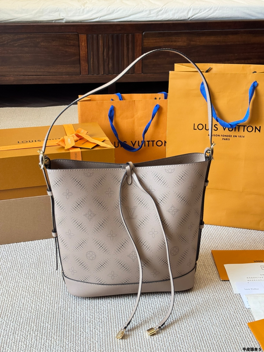 Handbags Light up the bucket bag silhouette