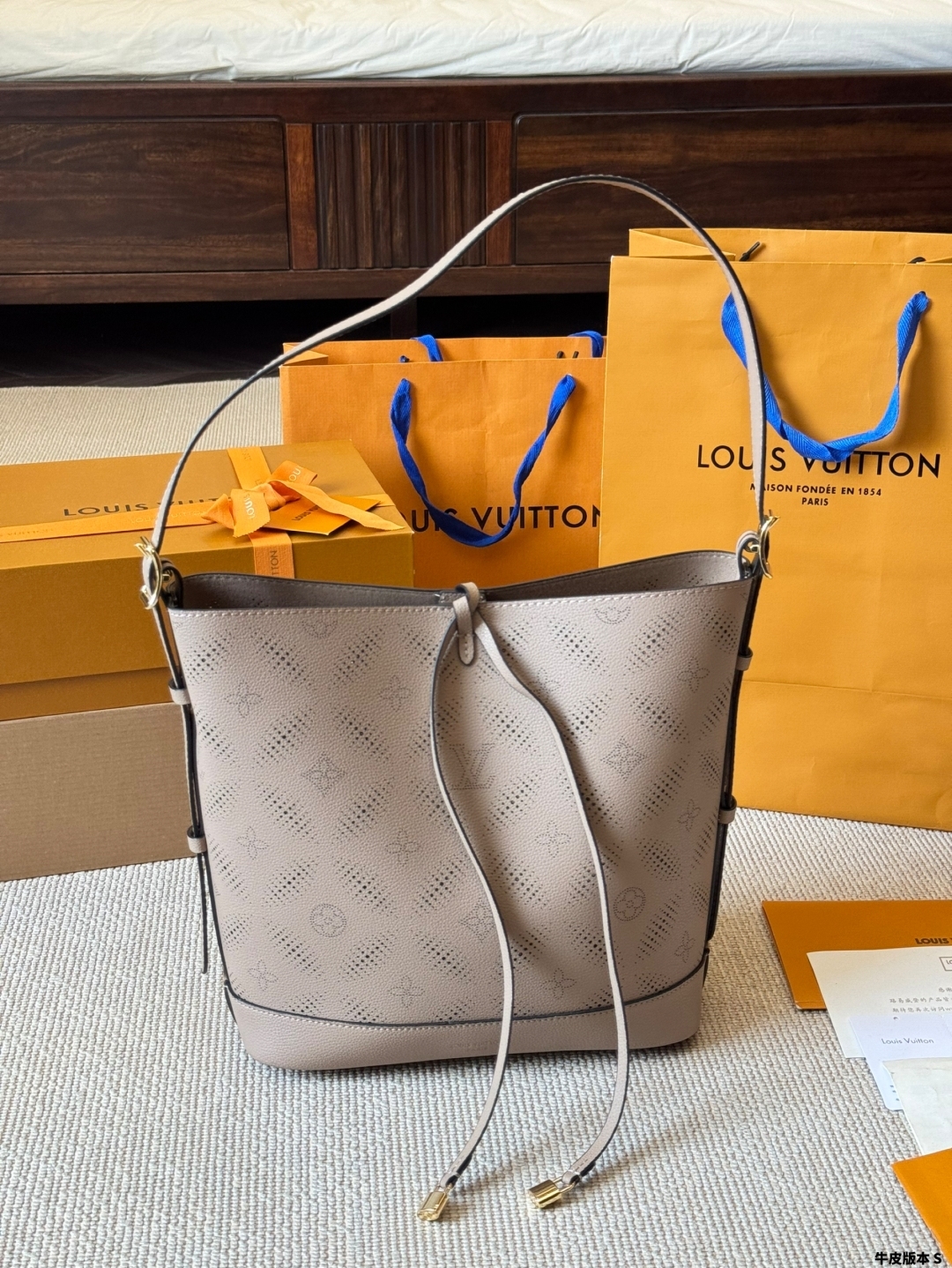 Handbags Light up the bucket bag silhouette