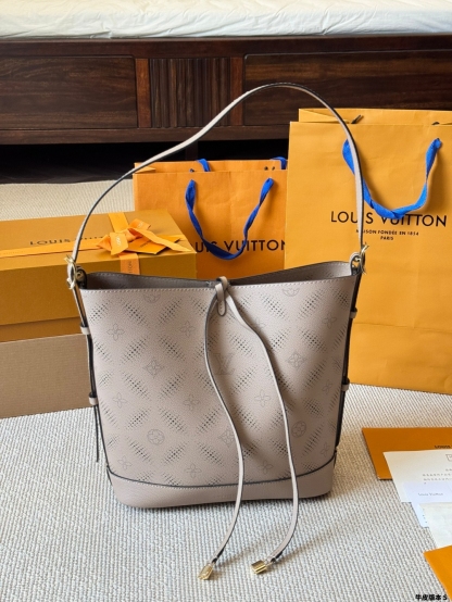 Handbags Light up the bucket bag silhouette