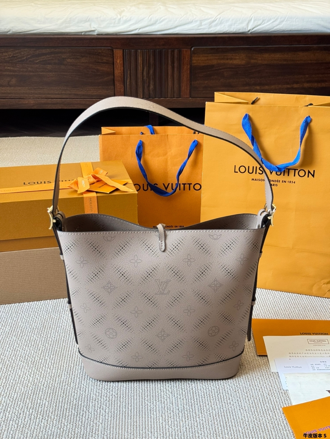 Handbags Light up the bucket bag silhouette