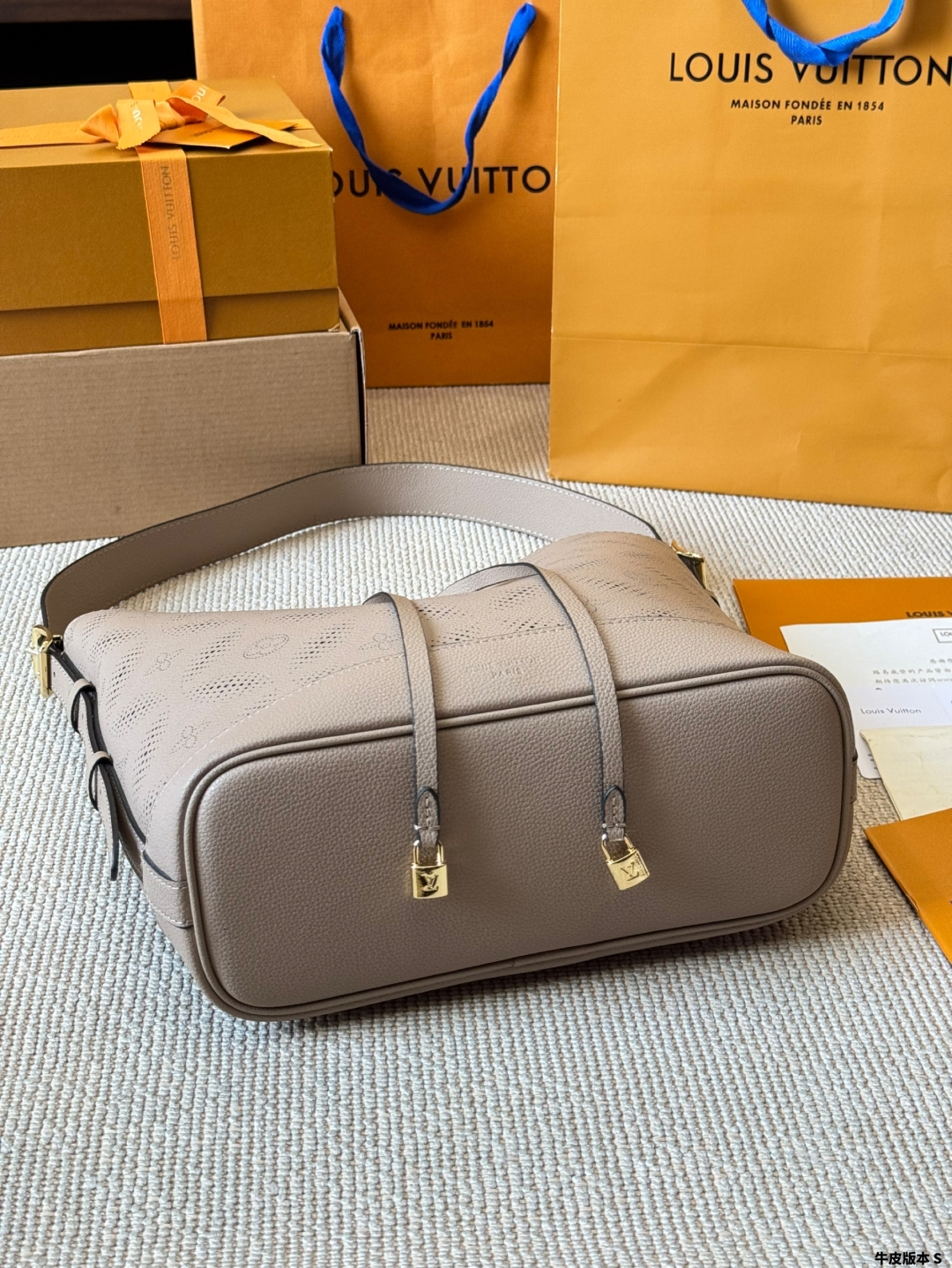 Handbags Light up the bucket bag silhouette