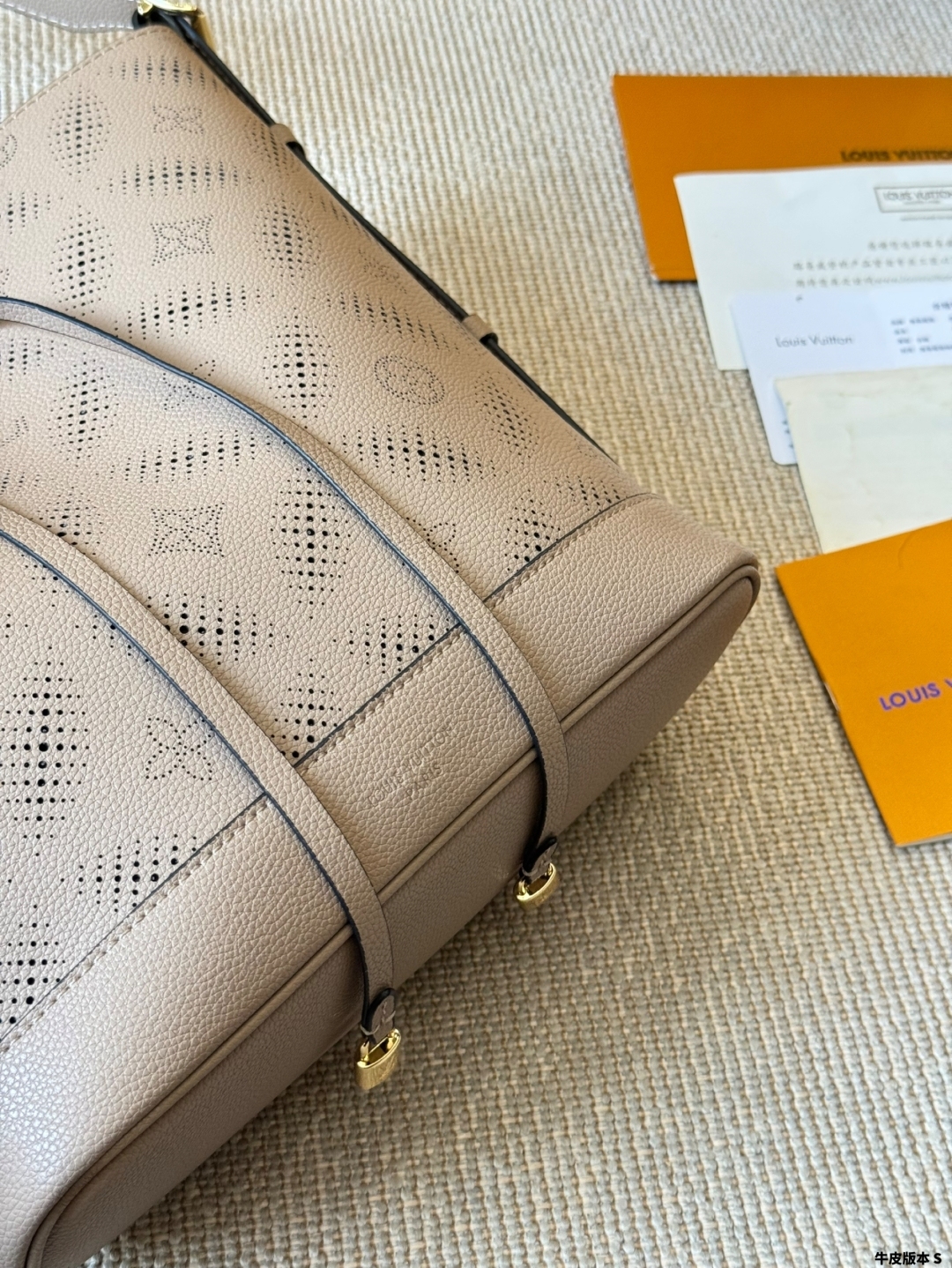 Handbags Light up the bucket bag silhouette