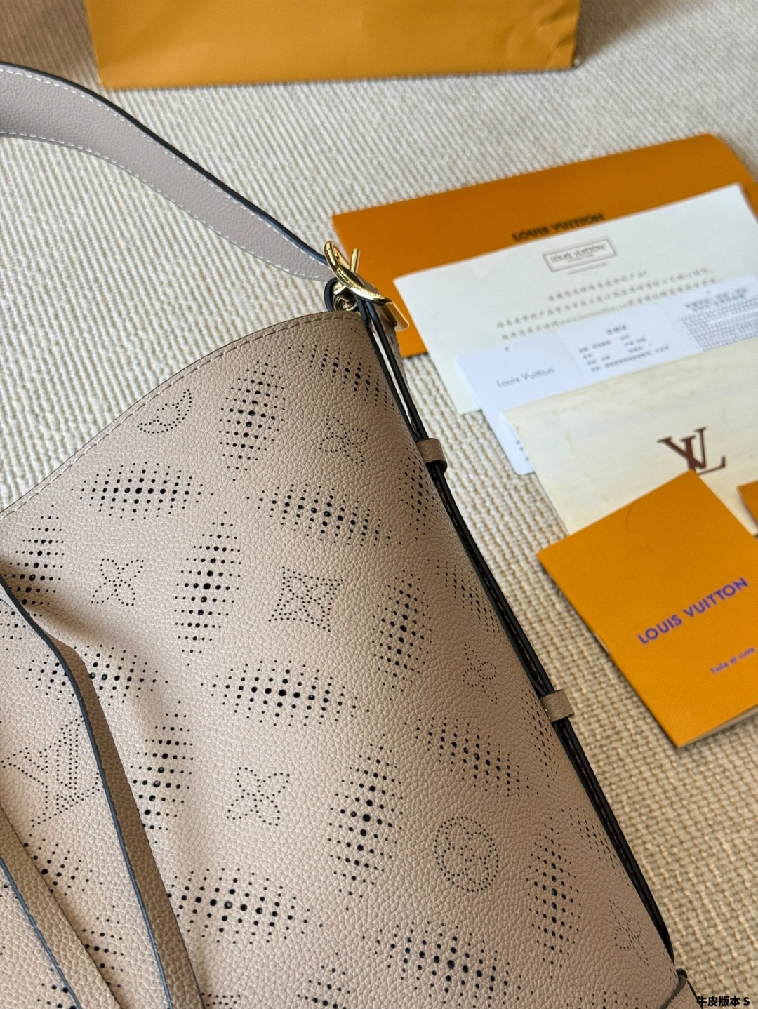 Handbags Light up the bucket bag silhouette