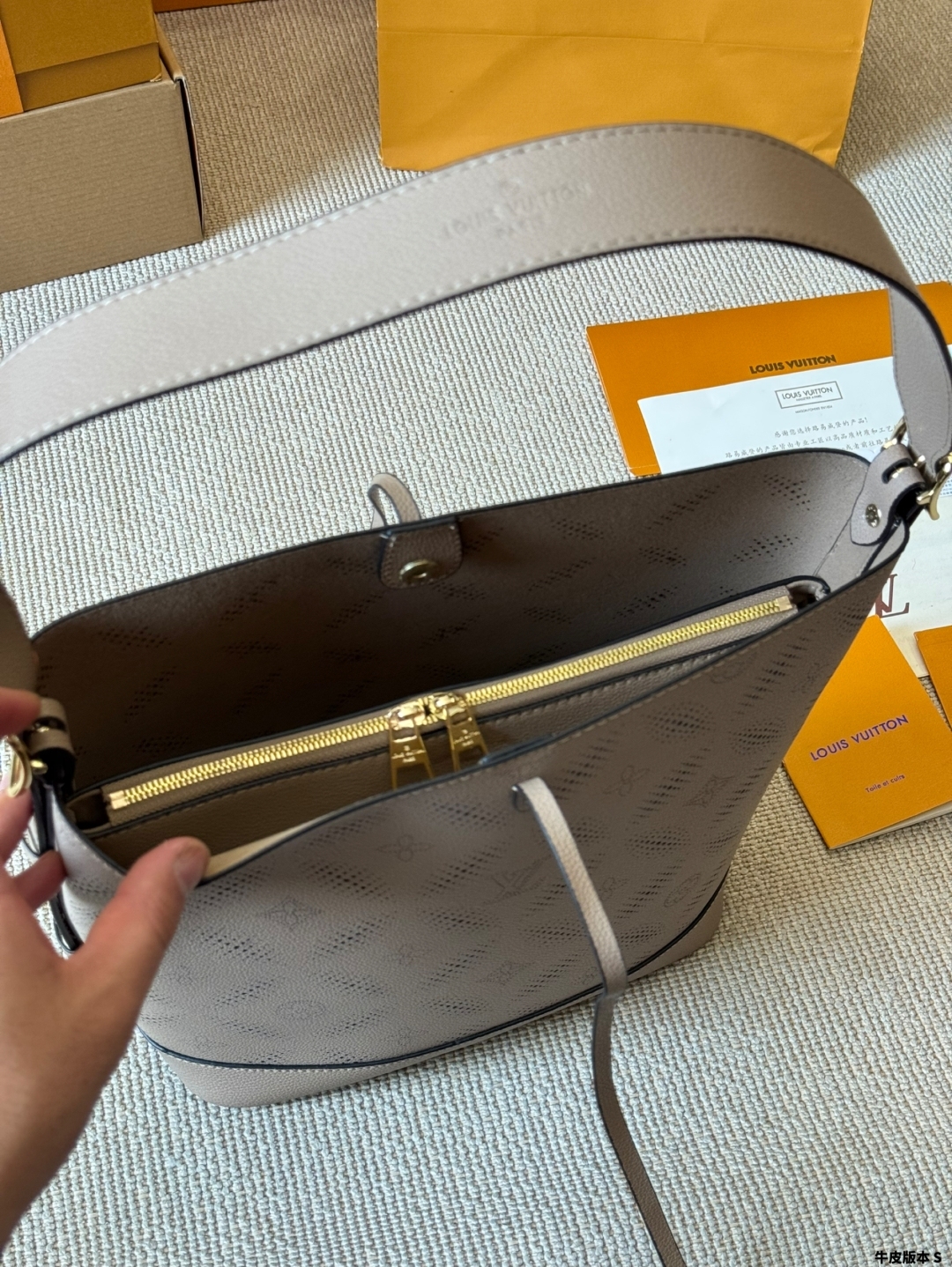 Handbags Light up the bucket bag silhouette