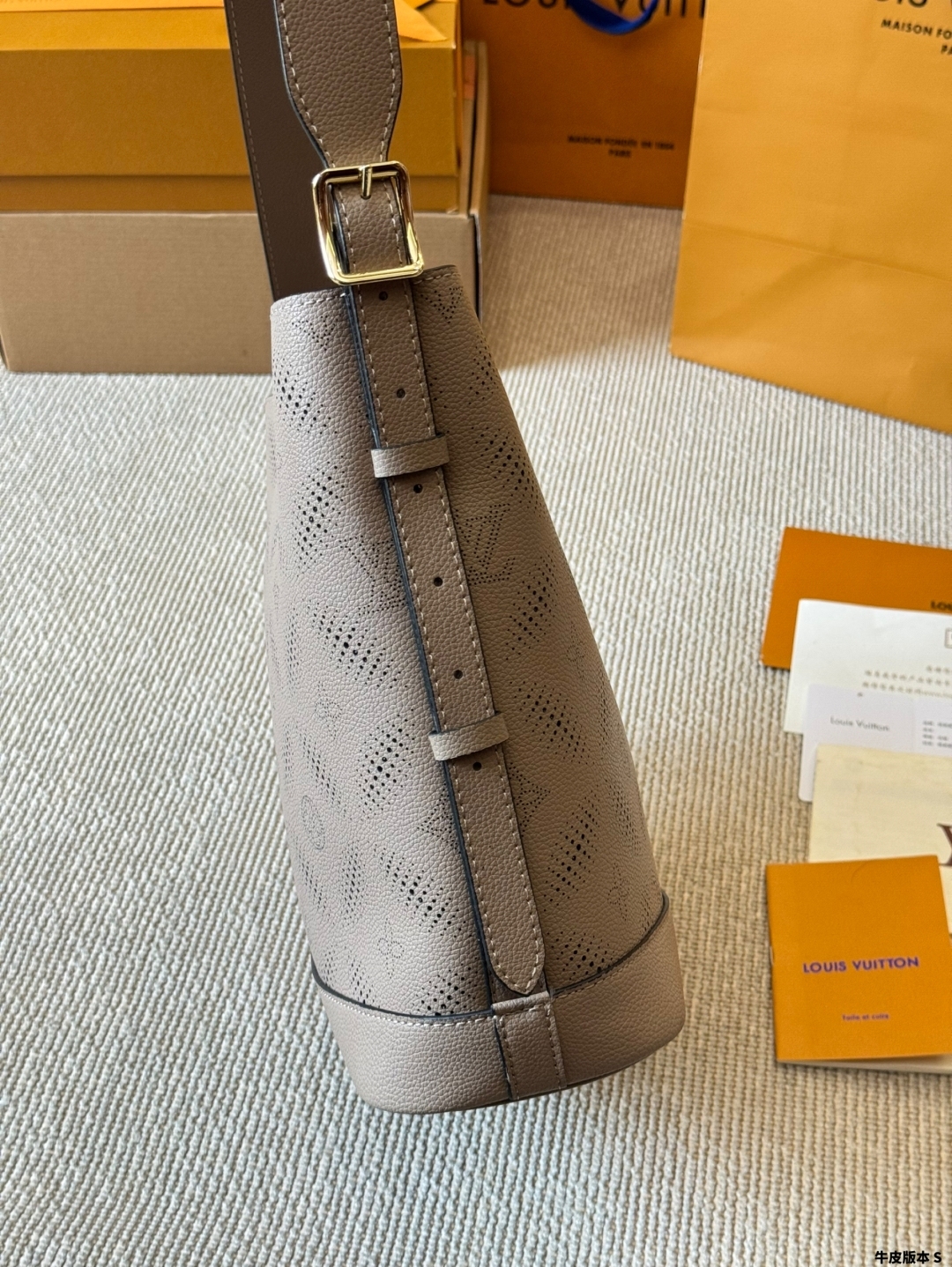 Handbags Light up the bucket bag silhouette