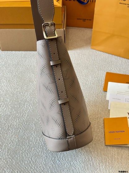 Handbags Light up the bucket bag silhouette