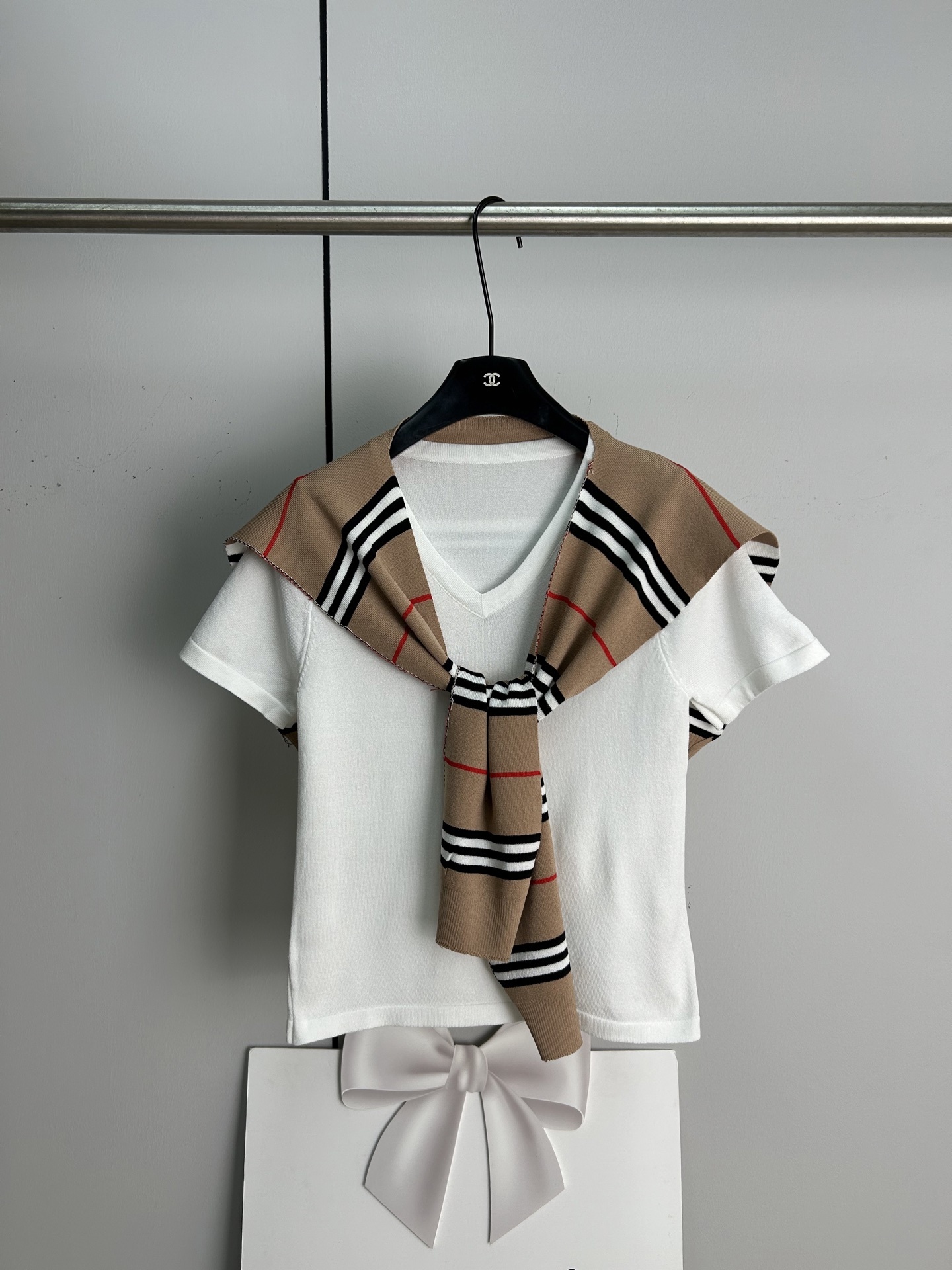 Short sleeves + scarf