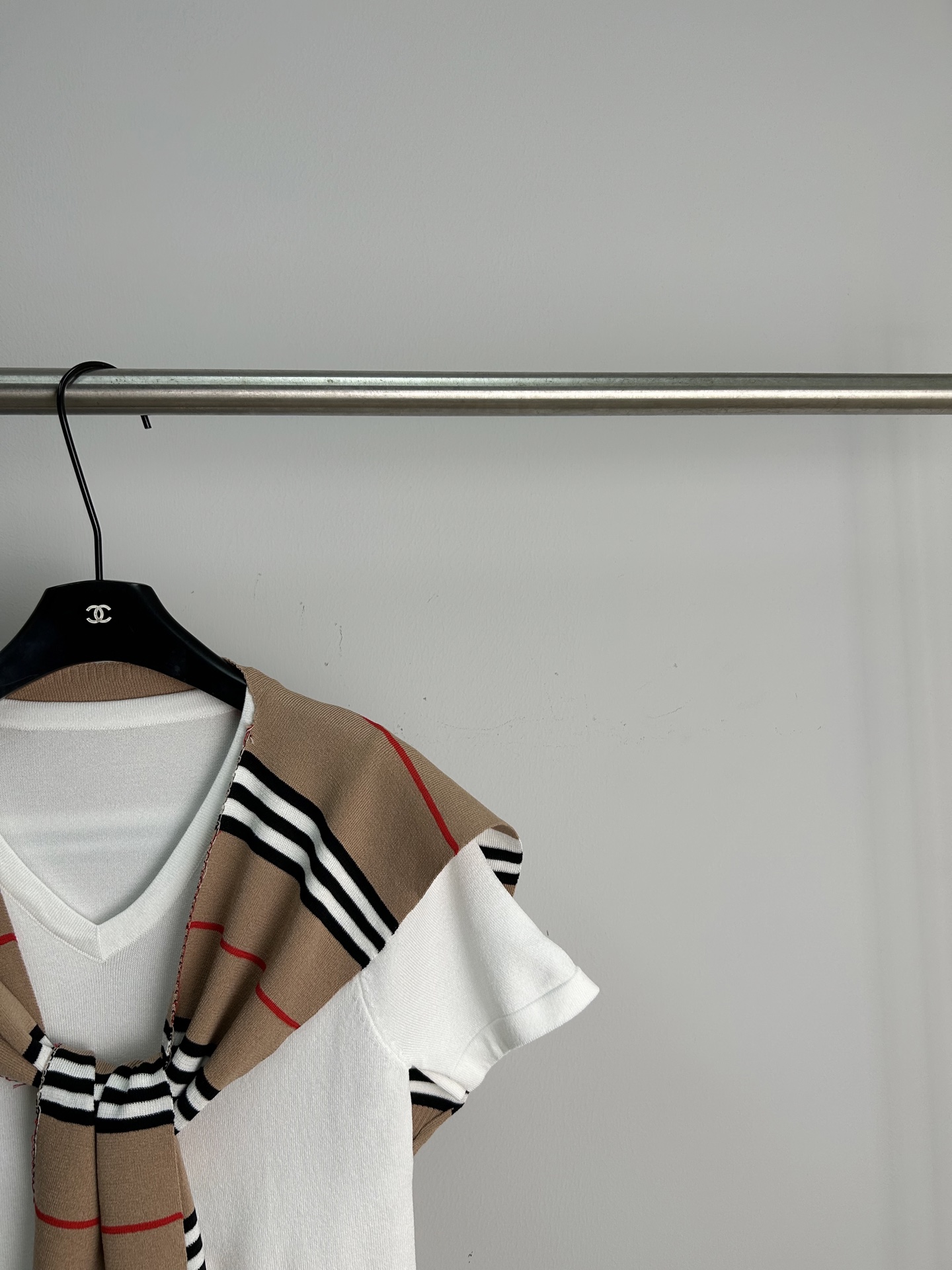 Short sleeves + scarf