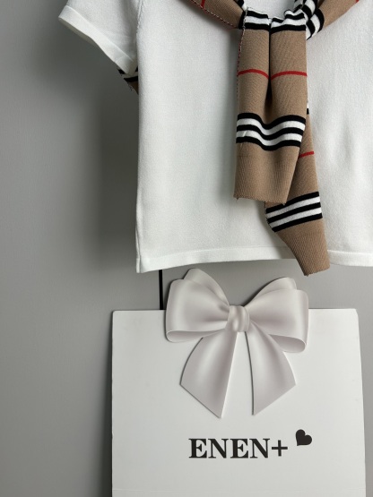 Short sleeves + scarf