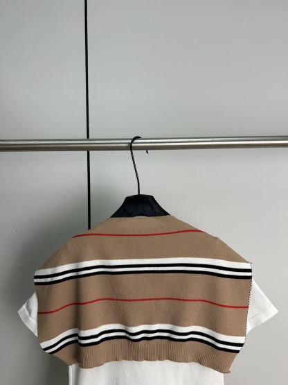 Short sleeves + scarf